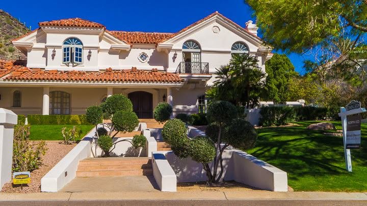 Freshly painted home exterior by a Mesa, AZ painting contractor